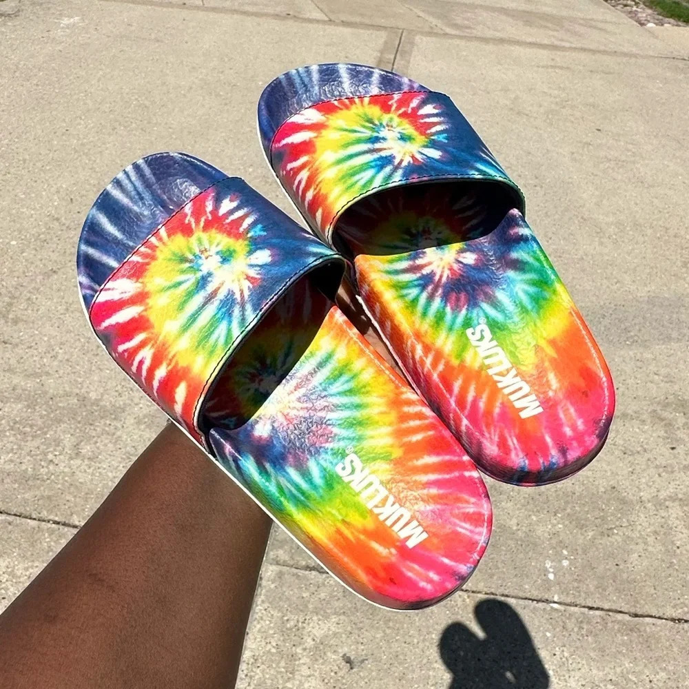 Muk Luks Unisex Pool Limbo Slide Rainbow Tie Dye‎